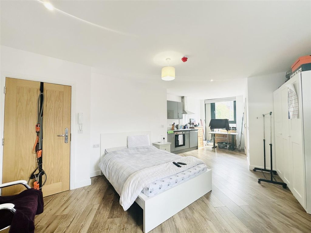 Property photo 1 of 10 Studio