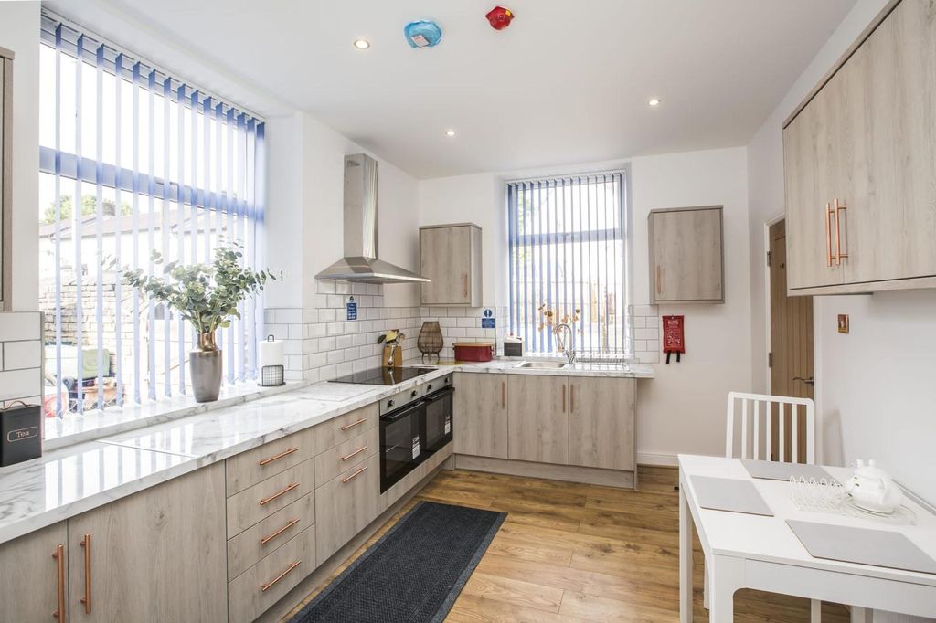 Property photo 3 of 6 Communal Kitchen