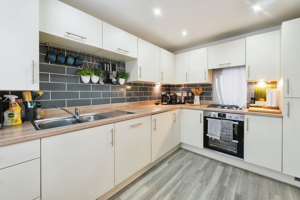 Property photo 3 of 16 Kitchen/Breakfast