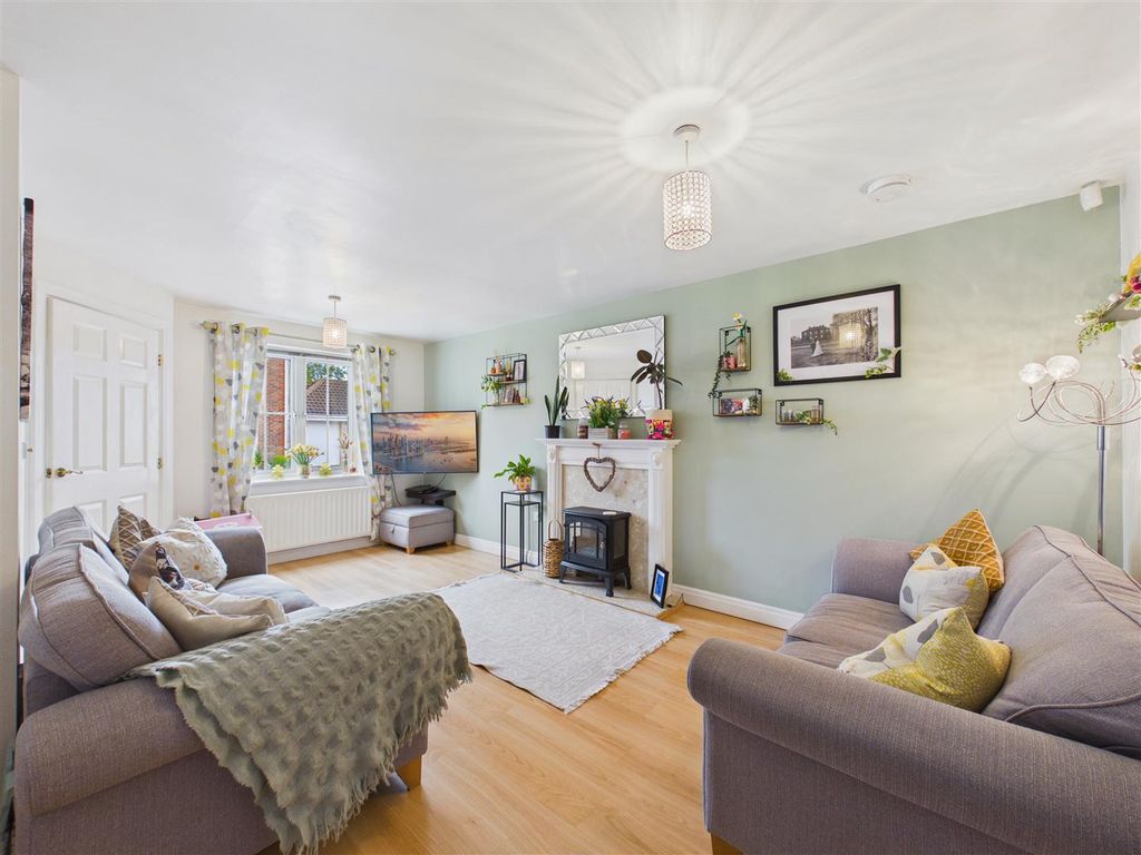 Property photo 3 of 17 Lounge