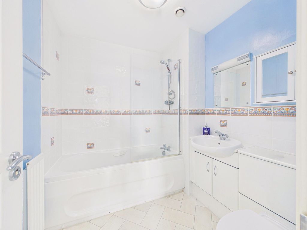 Property photo 3 of 11 Bathroom