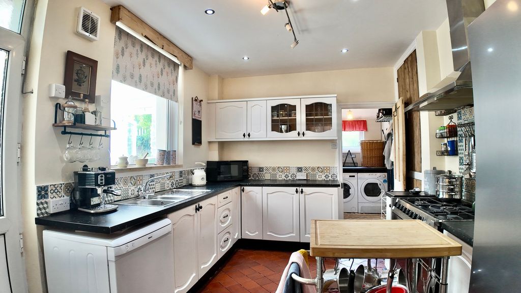 Property photo 3 of 33
