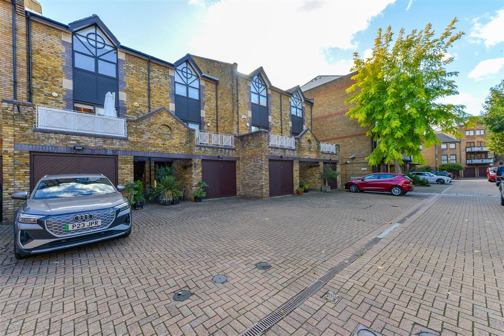 Property photo 3 of 33 Goodhart Place, London25.Jpg