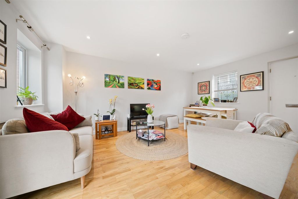 Property photo 1 of 8 Grove Road, Sw19 1Bj