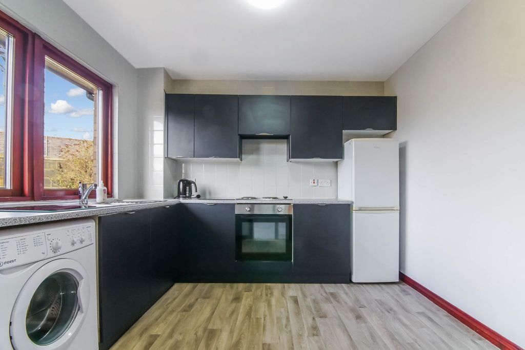 Property photo 3 of 10 Kitchen