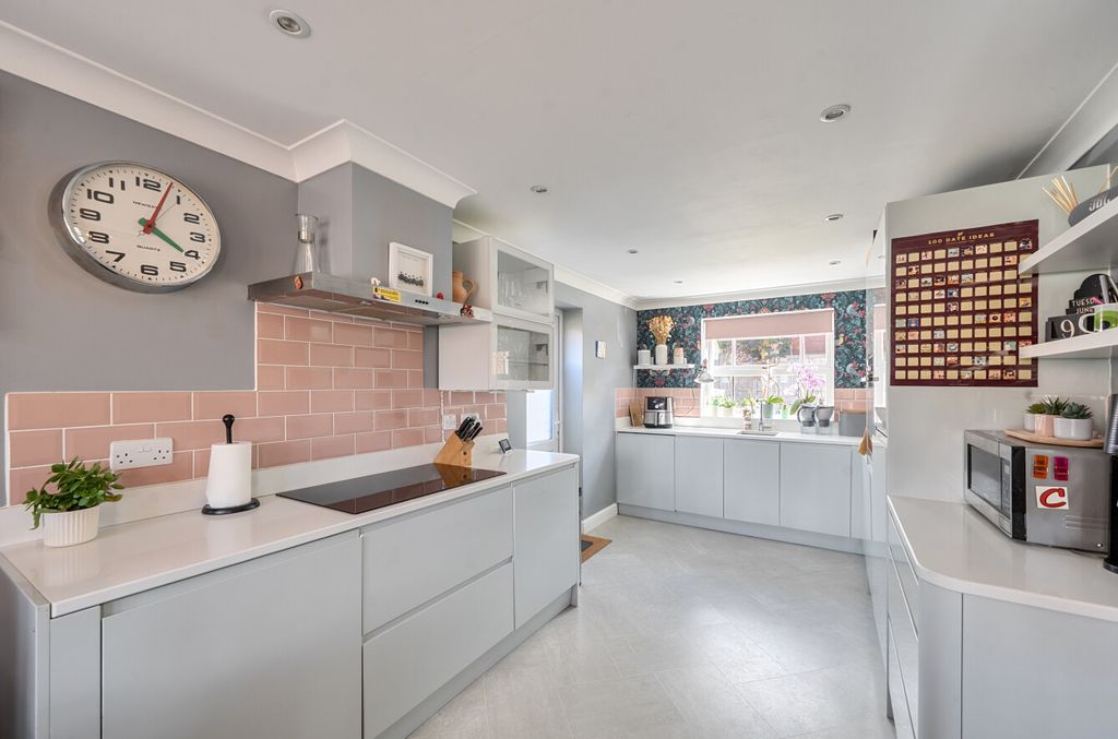 Property photo 3 of 16 147327196A284B95cc468