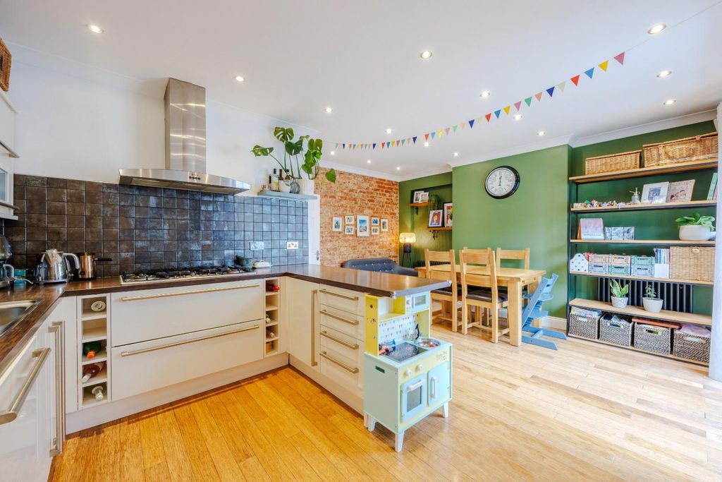 Property photo 2 of 29 Kitchen / Diner