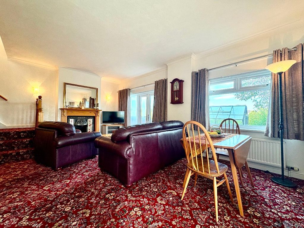 Property photo 2 of 28