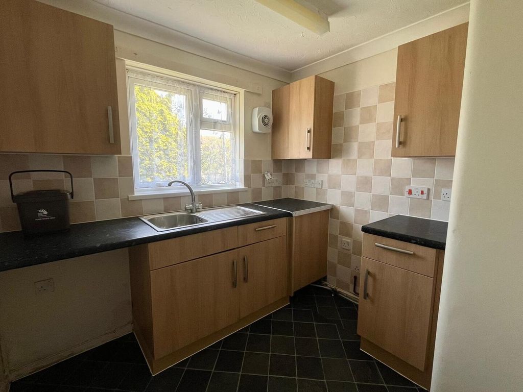 Property photo 3 of 10 Kitchen