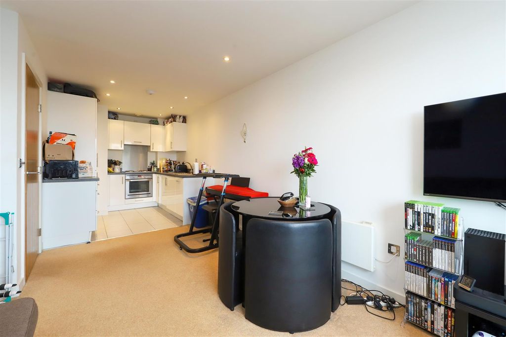 Property photo 3 of 8 Dining / Kitchen