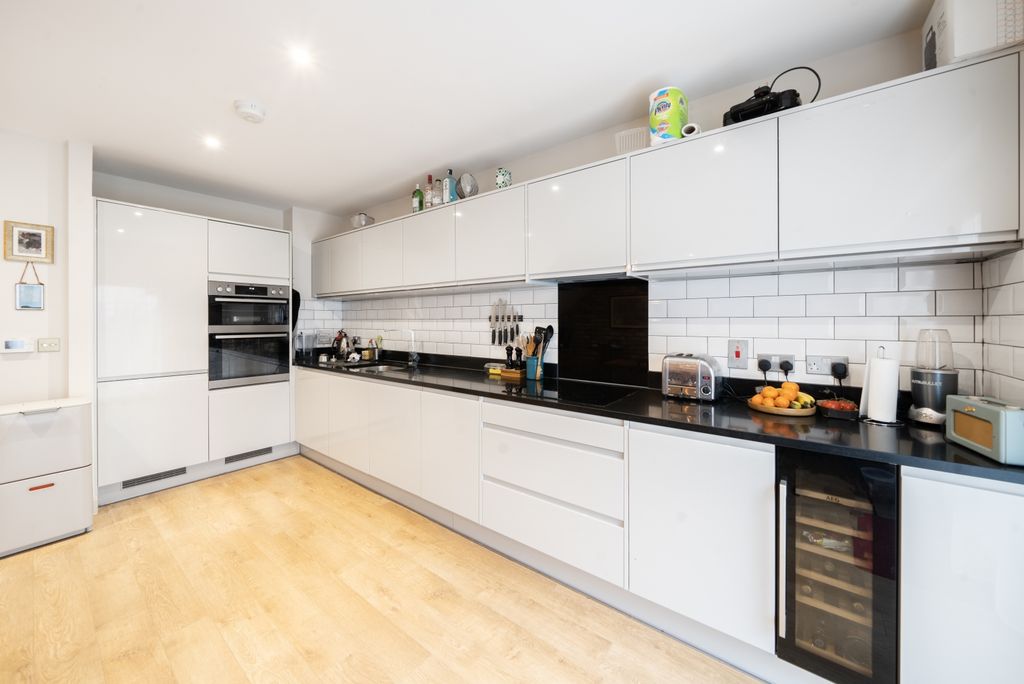 Property photo 3 of 19 Kitchen