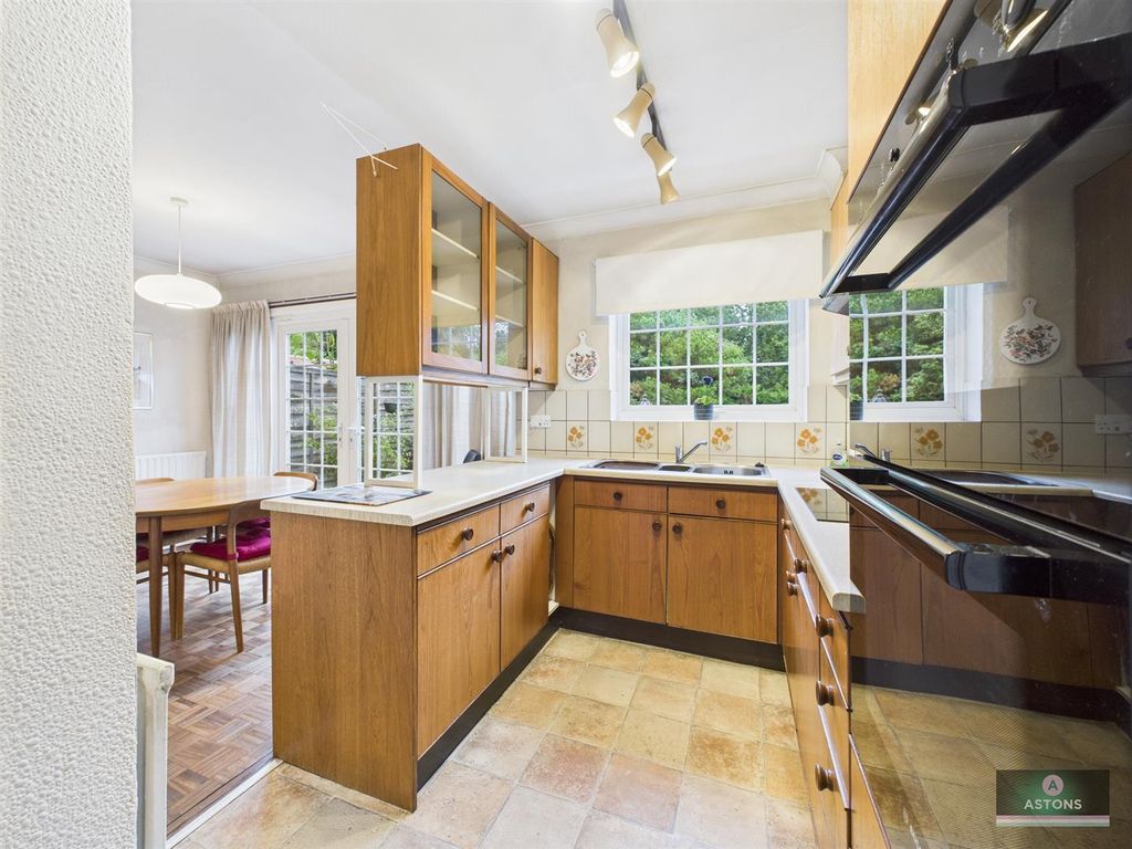 Property photo 3 of 17 Kitchen