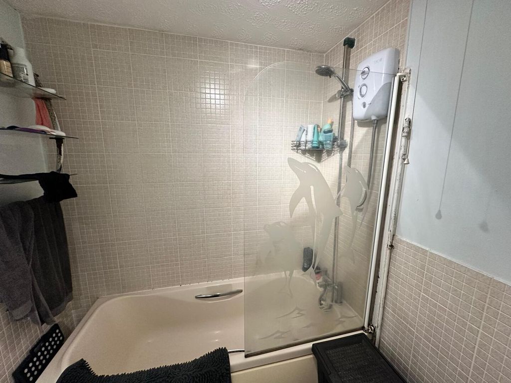 Property photo 3 of 9 Bathroom