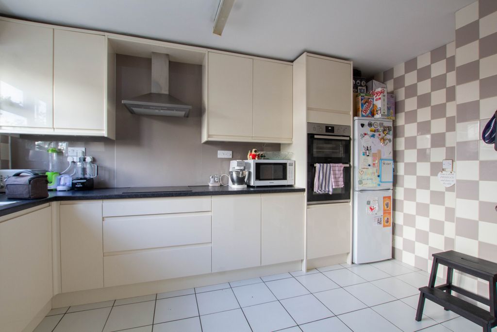 Property photo 2 of 12 Kitchen/Breakfast