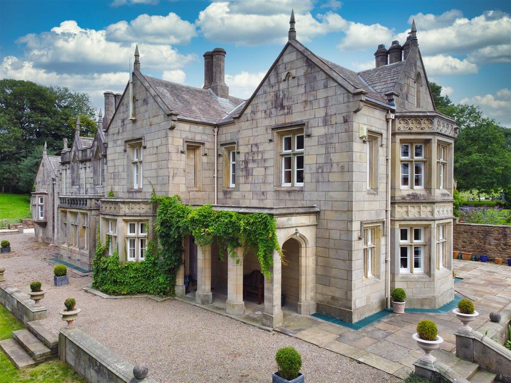 Property photo 2 of 31