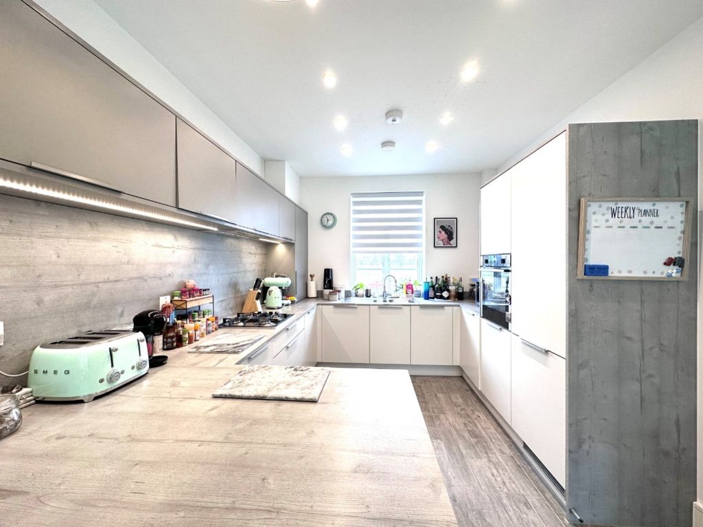 Property photo 3 of 10 Kitchen