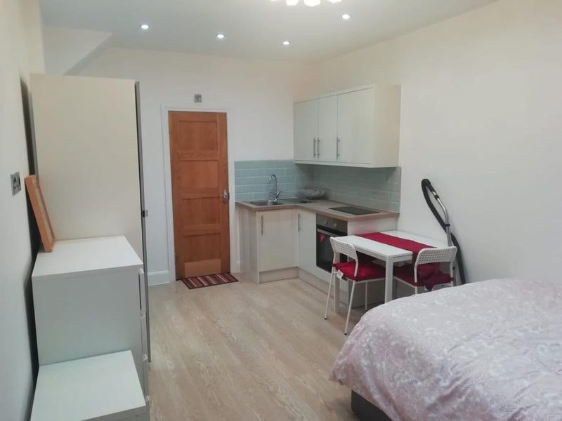 Property photo 1 of 7 1 Bed Studio To Rent Abbotswood Gardens, Ilford Ig5