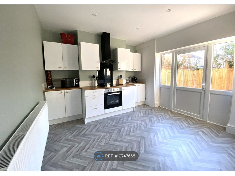 Property photo 2 of 12 Kitchen