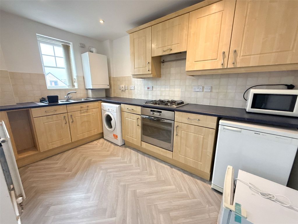 Property photo 3 of 11 Kitchen
