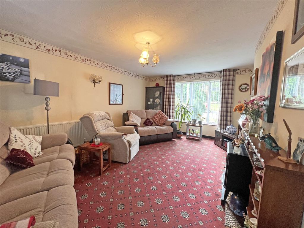 Property photo 3 of 17 Sitting Room