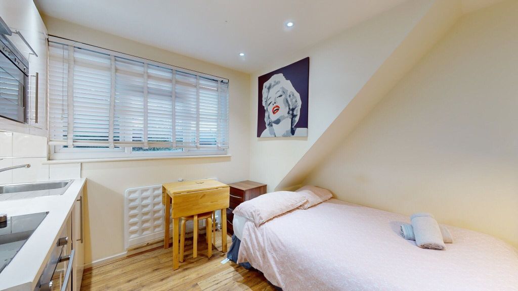 Property photo 1 of 7 Bedroom