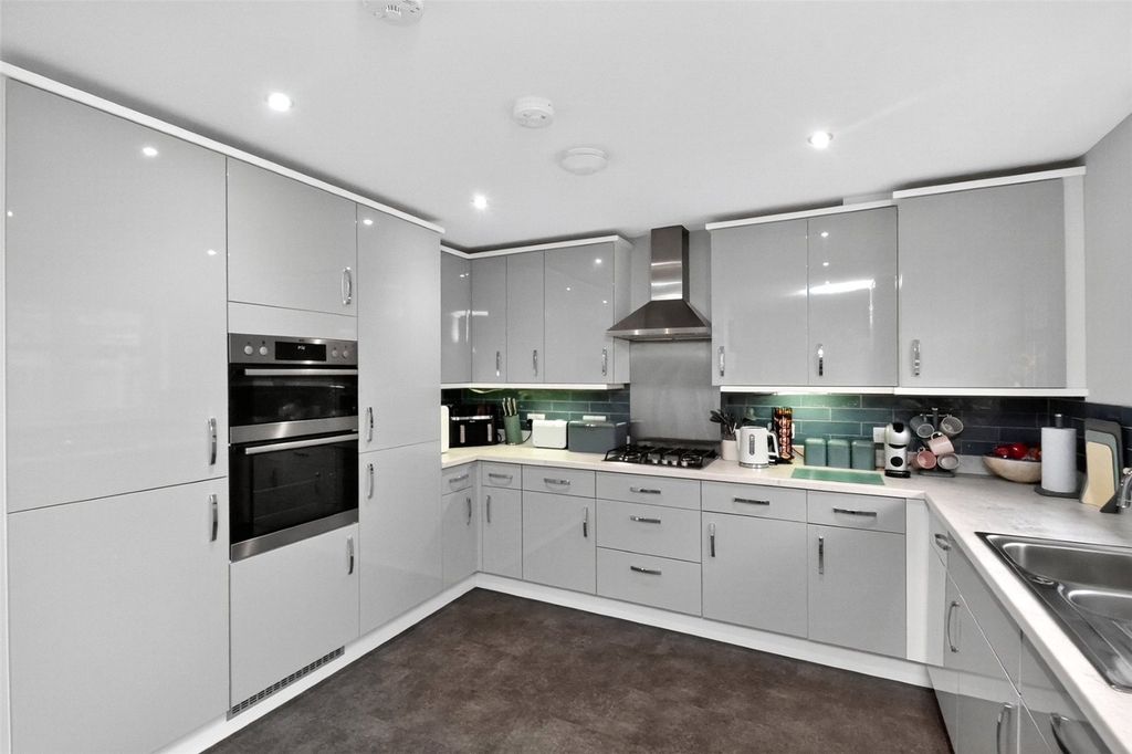 Property photo 2 of 28 Picture No. 10