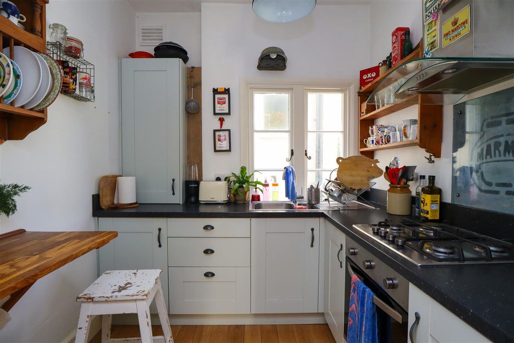Property photo 2 of 12 Kitchen