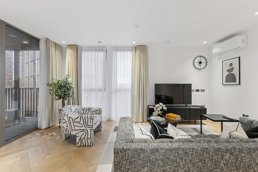 Property photo 2 of 17 101388_Flat 21 Jo...