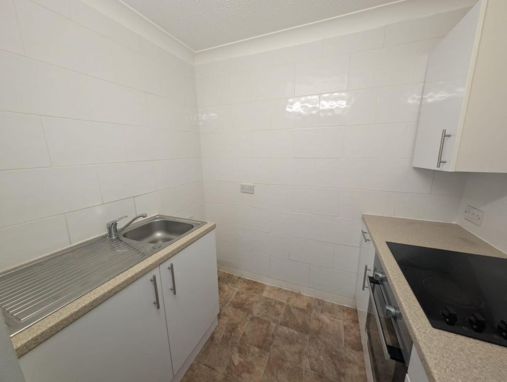 Property photo 3 of 10 Kitchen
