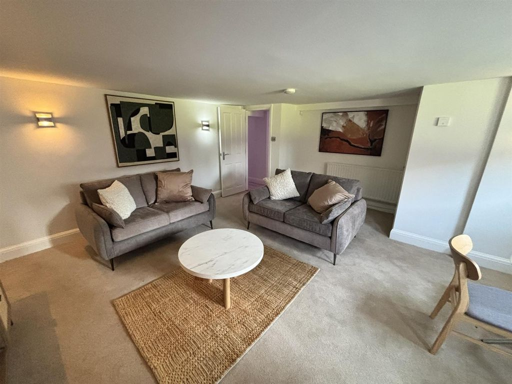 Property photo 3 of 26 Lounge