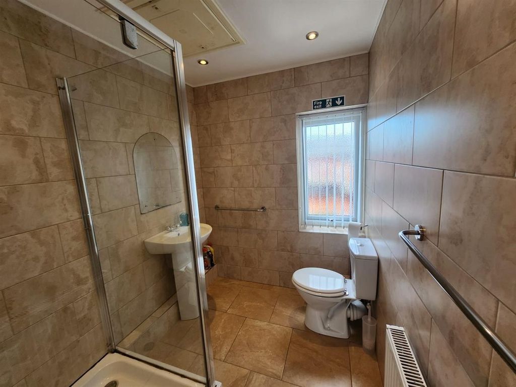 Property photo 2 of 11 A Clean And Well-Maintained Bathroom Featuring A S...