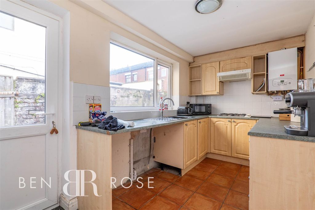 Property photo 3 of 18 Kitchen