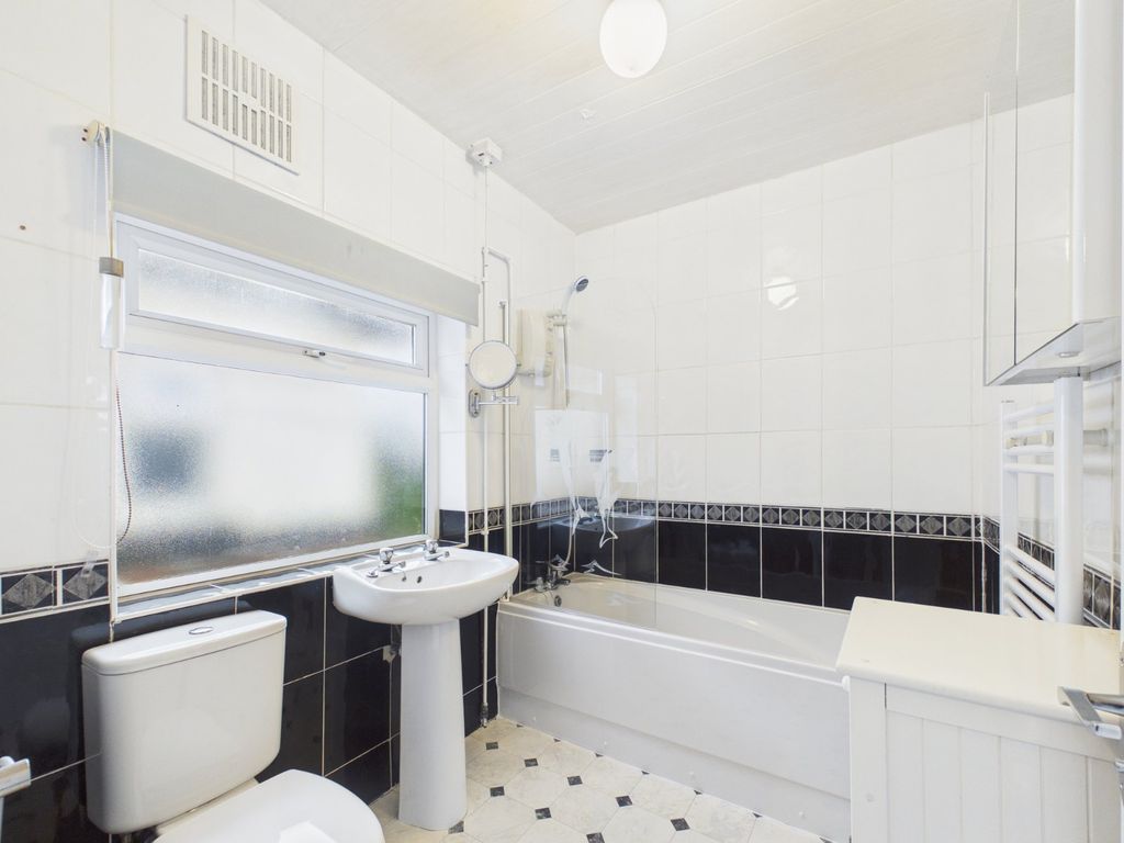 Property photo 2 of 14 Bathroom