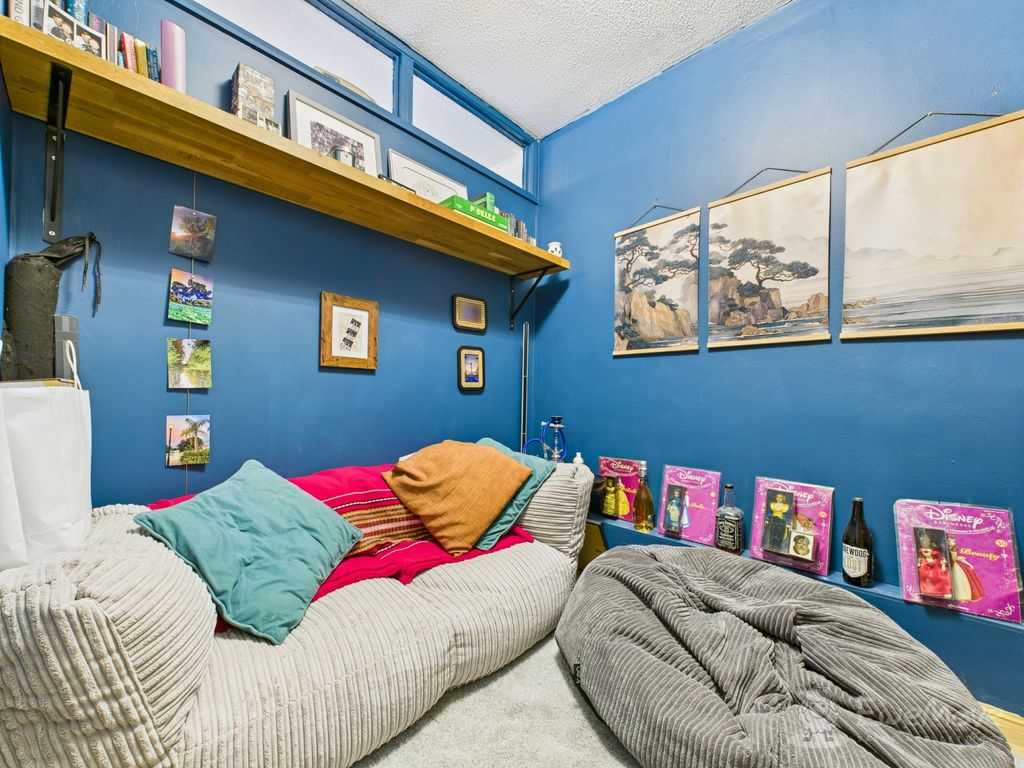 Property photo 3 of 9 Snug