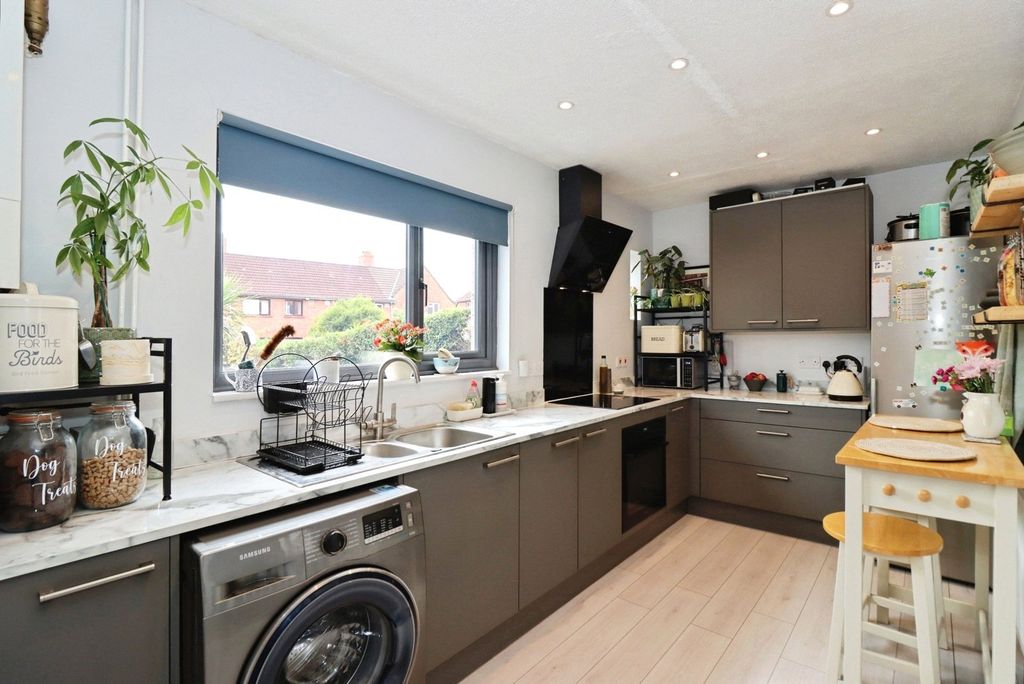 Property photo 2 of 17 Kitchen