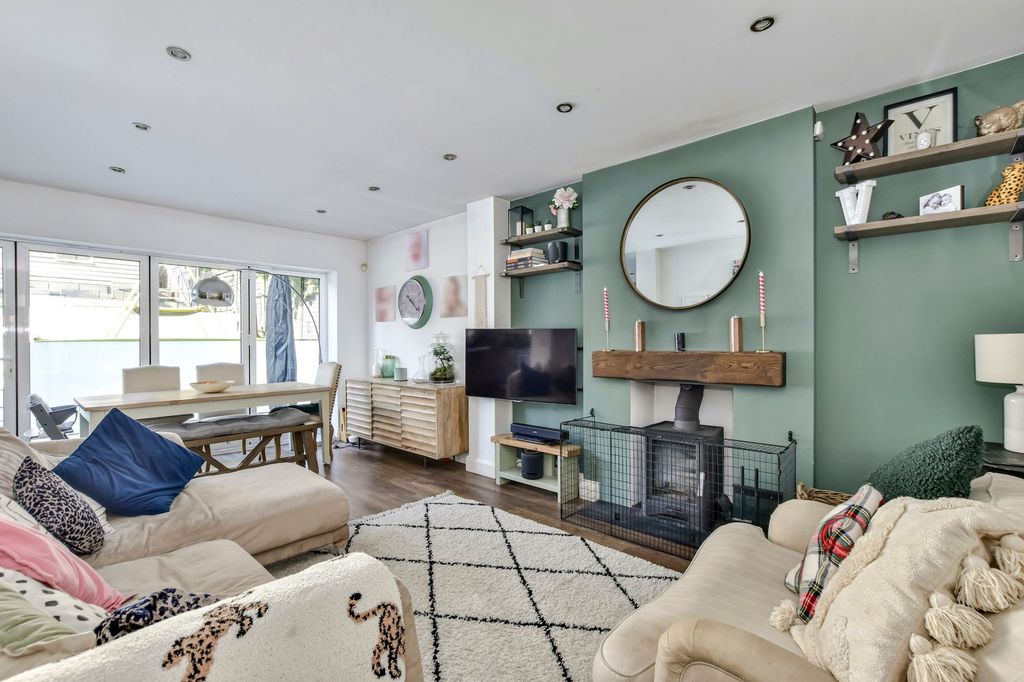 Property photo 3 of 34