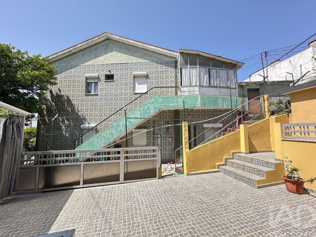 Property photo 1 of 40