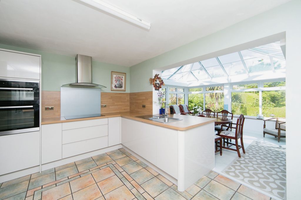 Property photo 3 of 14 Kitchen