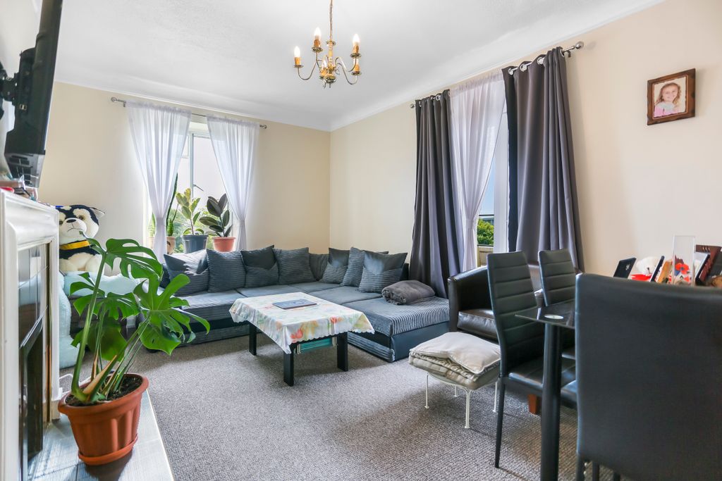 Property photo 2 of 12 296A6645