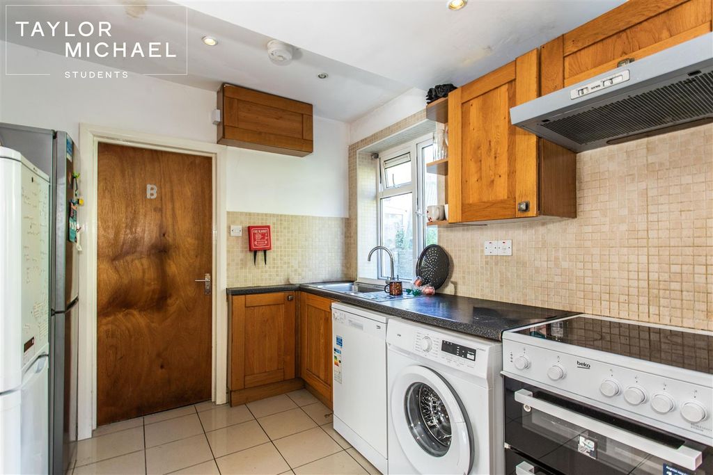 Property photo 3 of 16 Kitchen