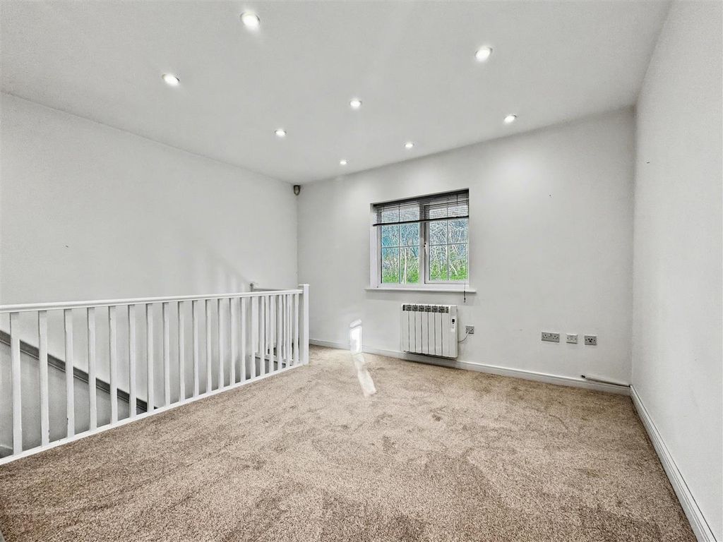 Property photo 2 of 6 Stylish Open Plan Living Space