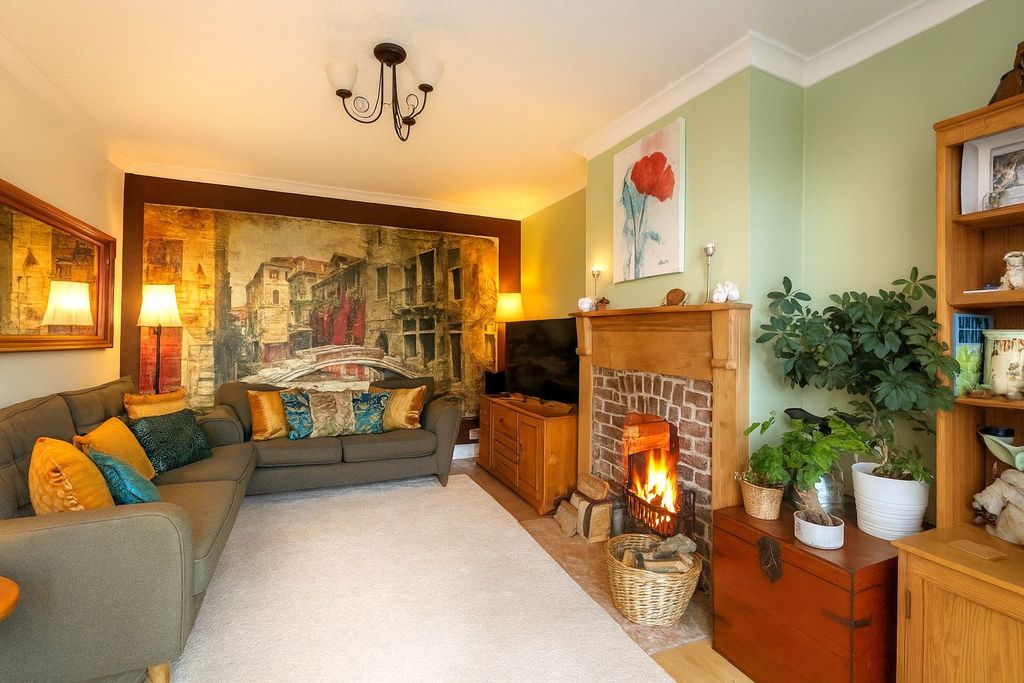 Property photo 1 of 16 Lounge