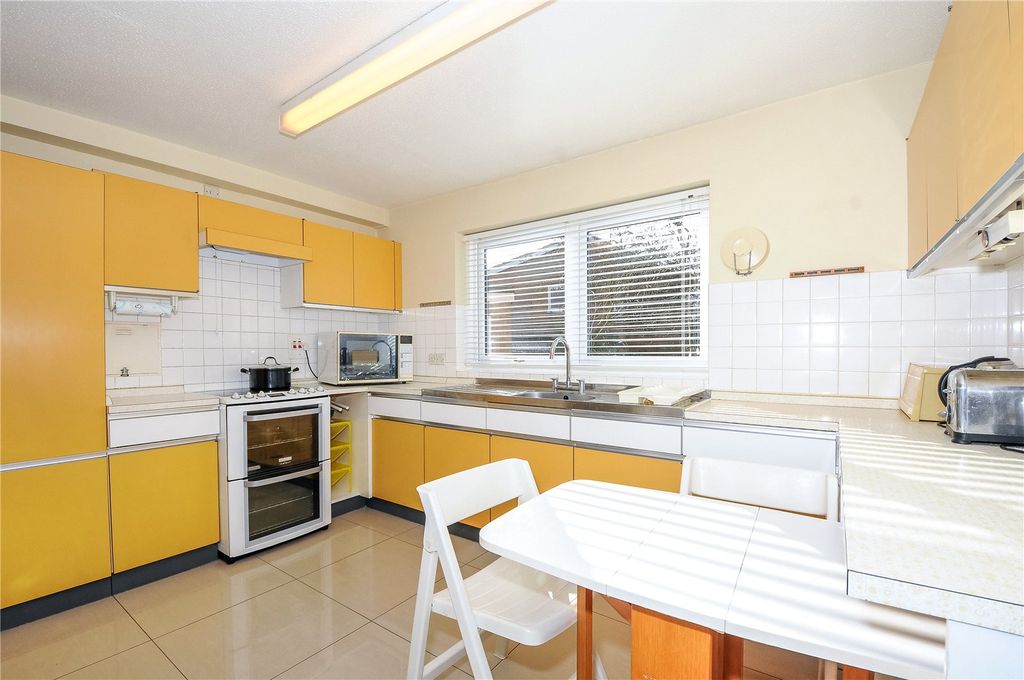Property photo 2 of 11 Kitchen