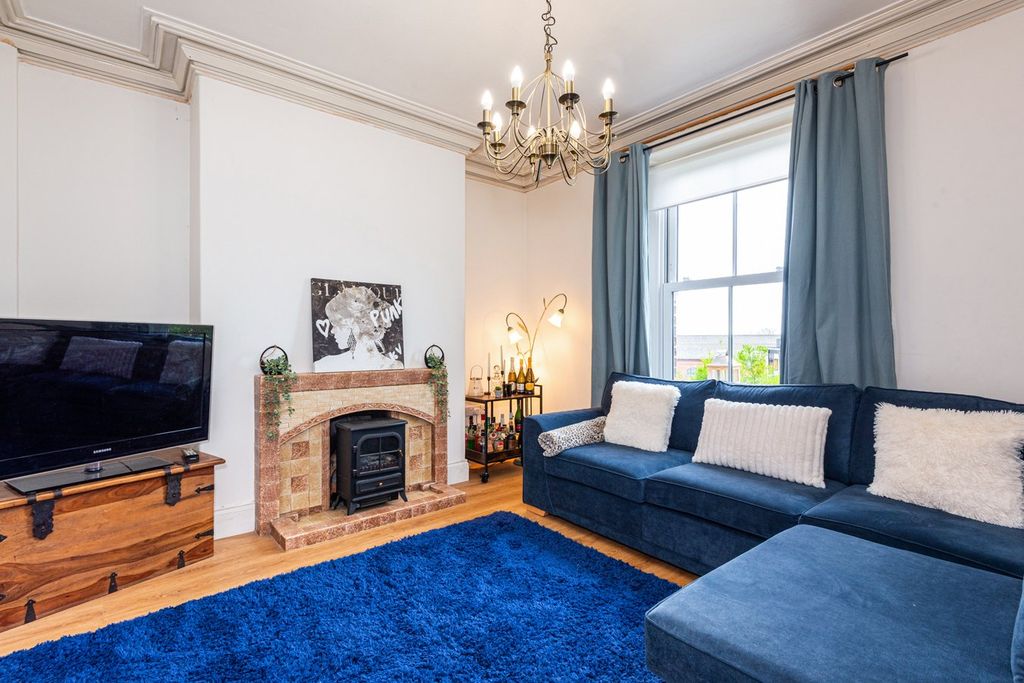 Property photo 3 of 22 Lounge