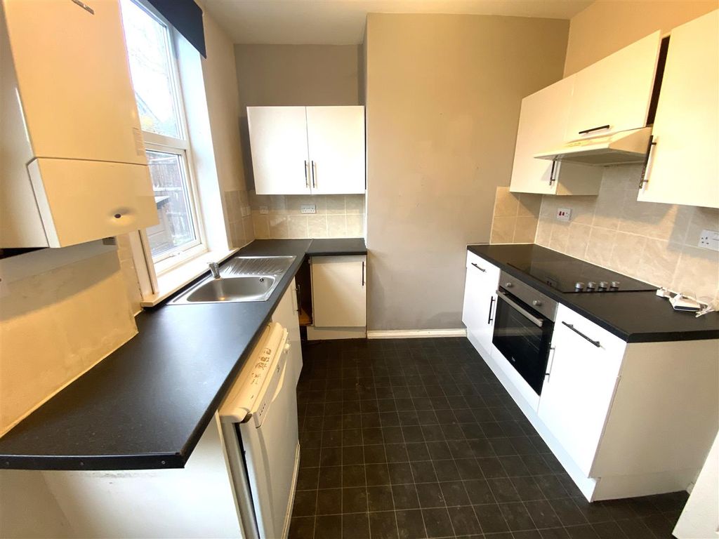 Property photo 3 of 8 Kitchen