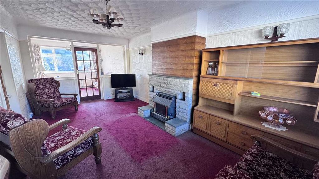 Property photo 3 of 16 Lounge