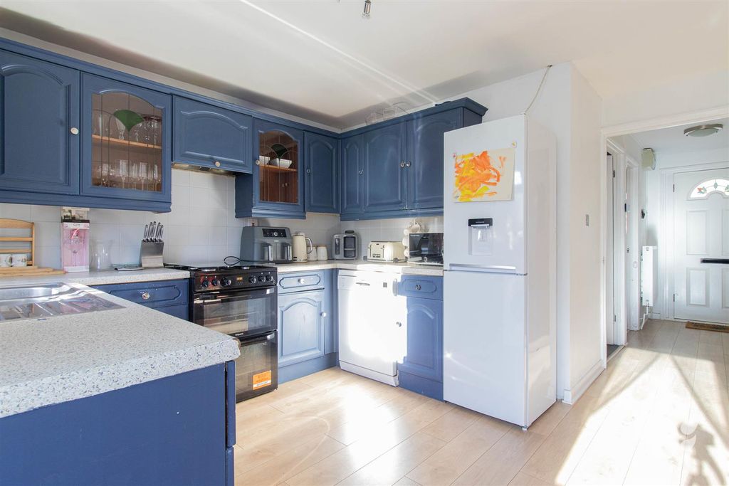 Property photo 2 of 18 Kitchen