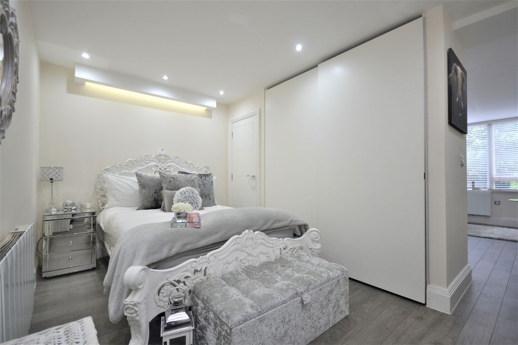 Property photo 2 of 6 Bedroom