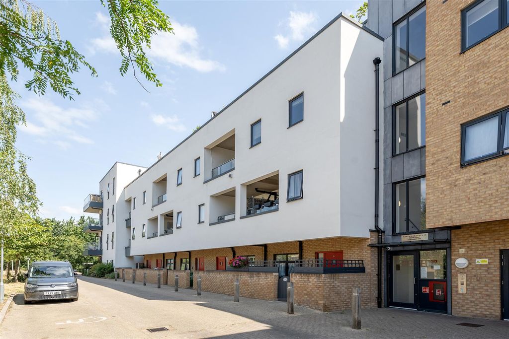 Property photo 1 of 28 Robinswood Gardens, E17