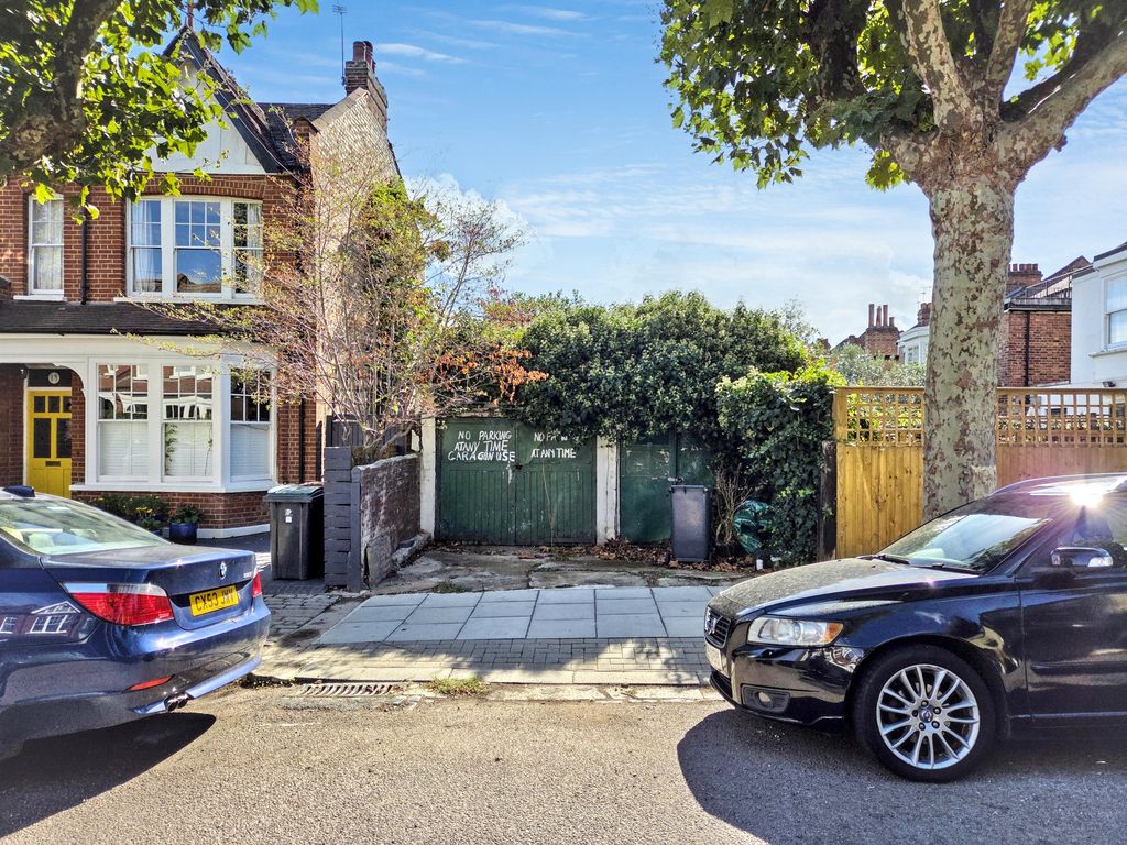 Property photo 1 of 6 Garages Rear Of 35 Park Avenue, Crouch End, London N8 7Ru